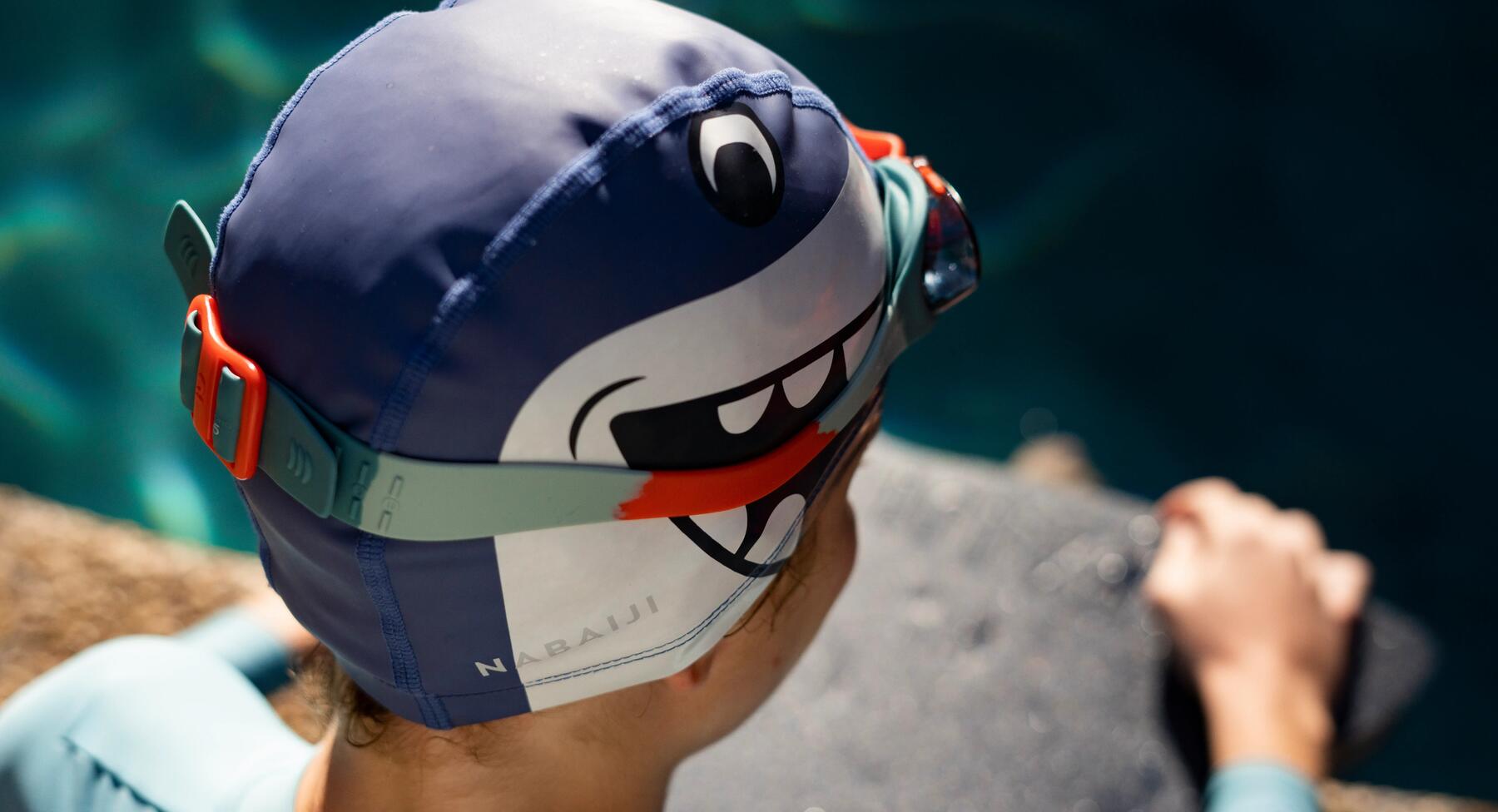 Mujer colocandose gorro natación