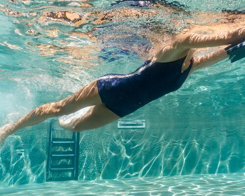 pessoas a nadar em piscina