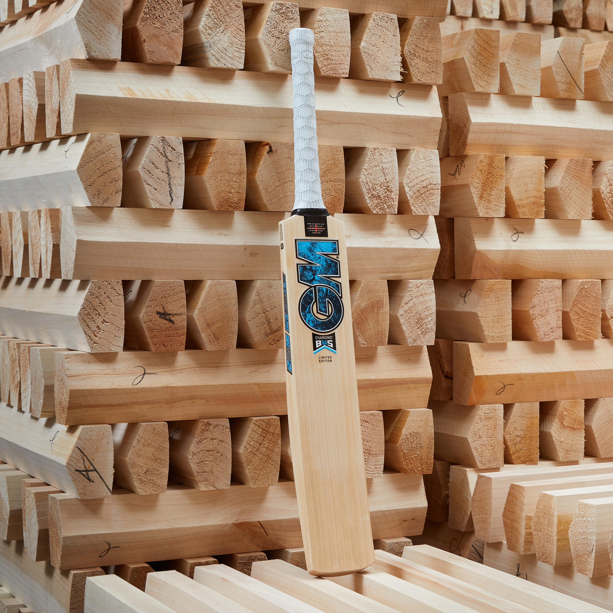 GM Diamond 707 Signature English Willow Cricket Bat 8/8