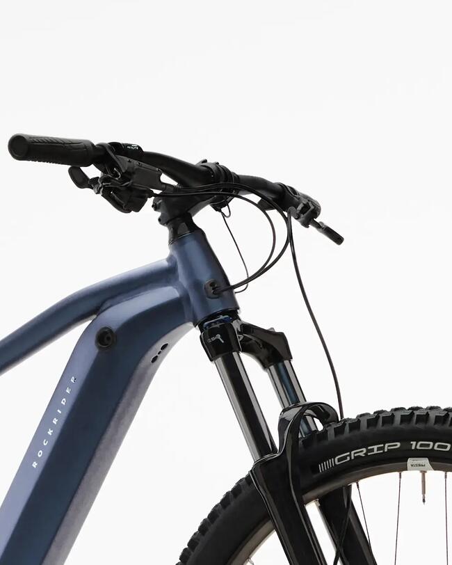 Lenker und Federgabel eines blauen E-Bikes; Reifen mit Profil