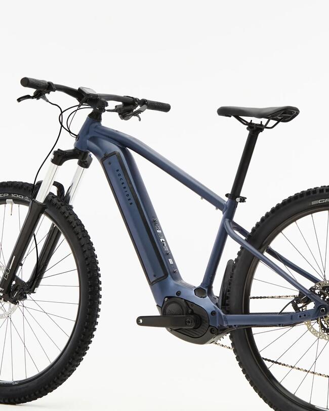 Blaues geländegängiges E-Bike mit schwarzen Details