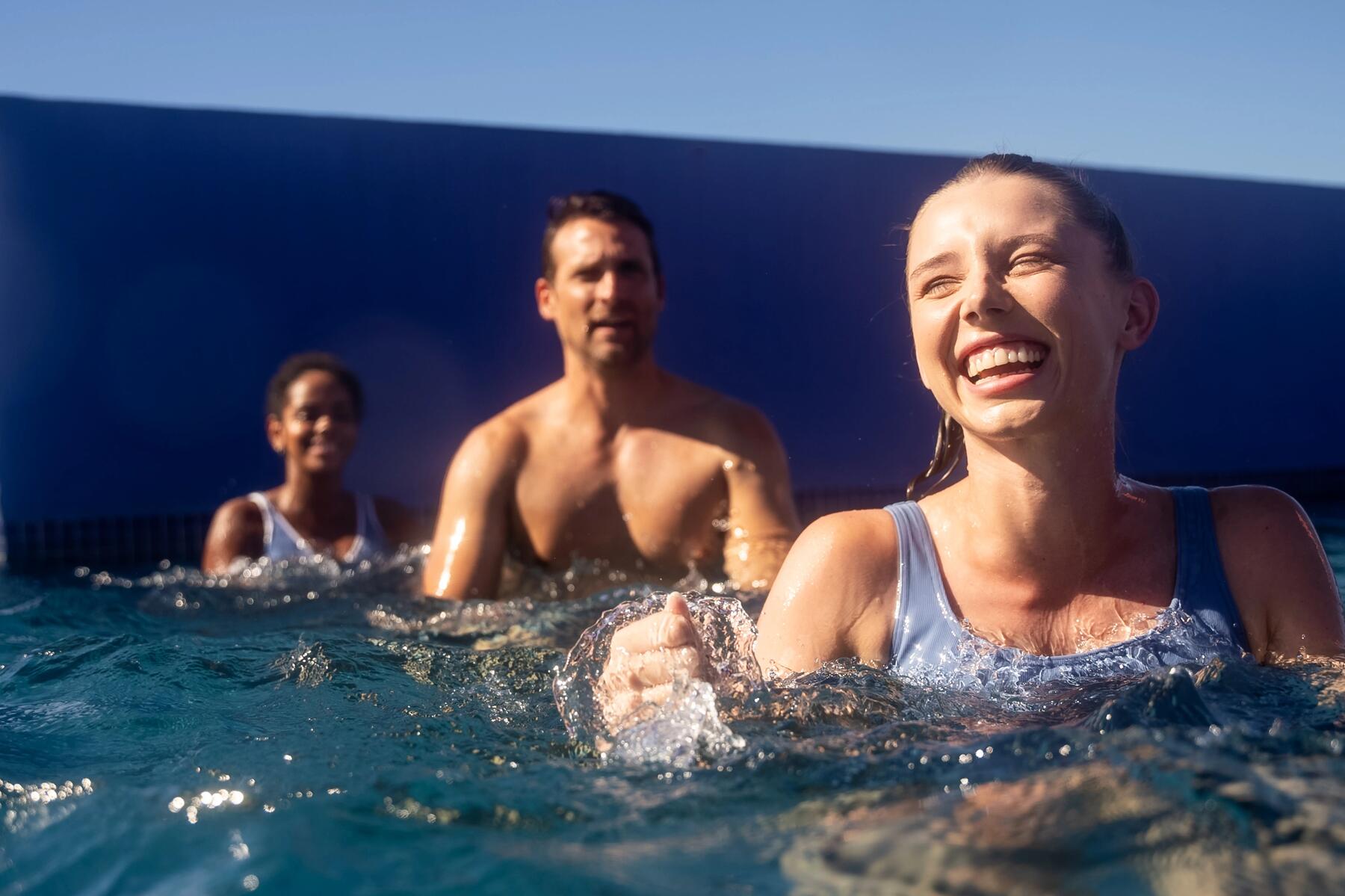 ¿Rompiendo el mito de la comida antes de la piscina?