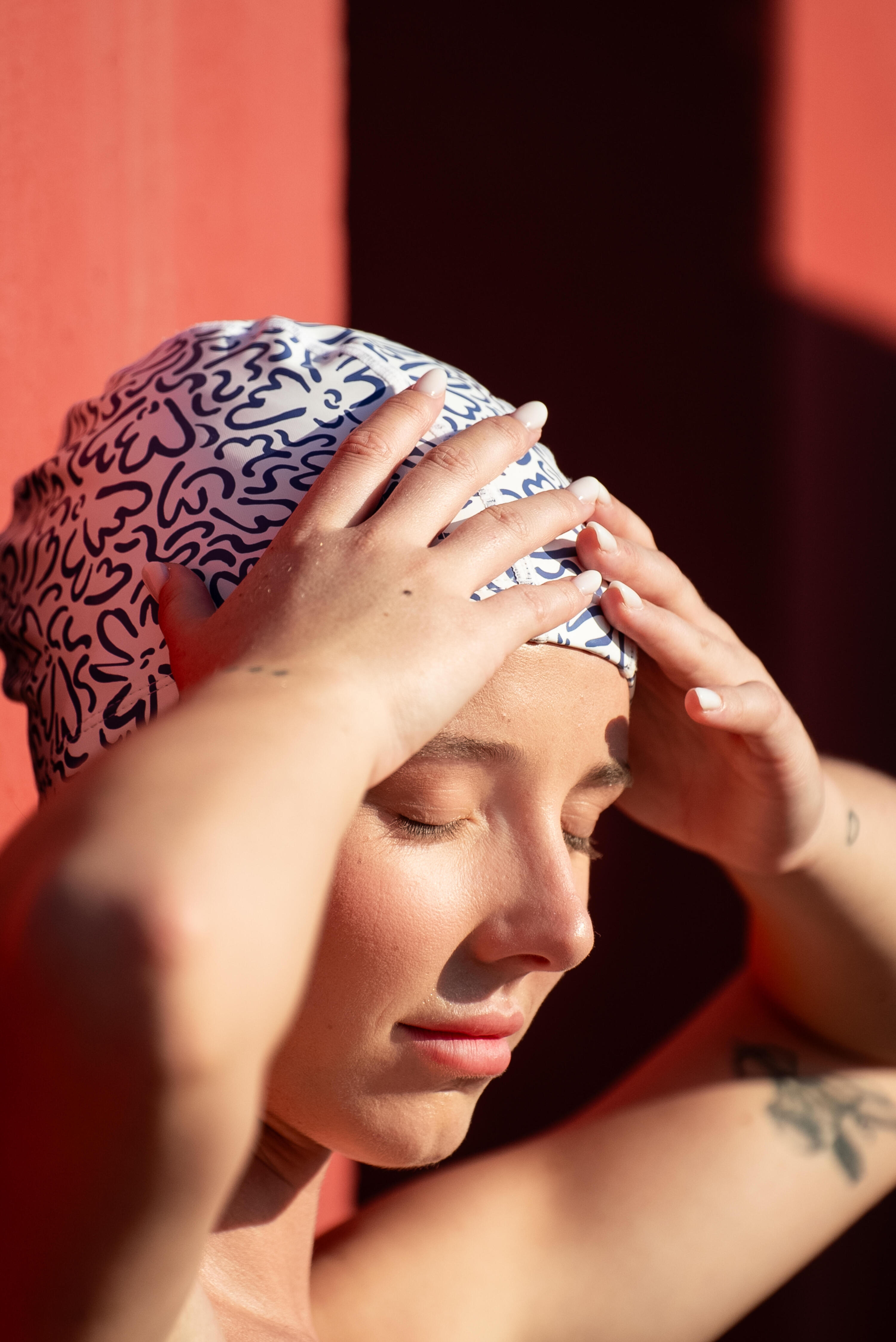 Bonnet de bain en maille enduite - tissu imprimé - taille m - blanc ondu bleu 6/9