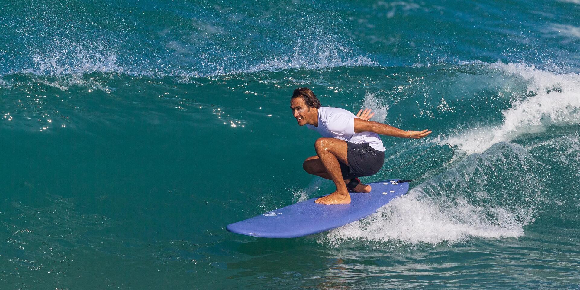 mężczyzna pływający na desce do surfingu