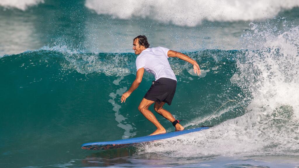Surfer auf einer Welle im Meer