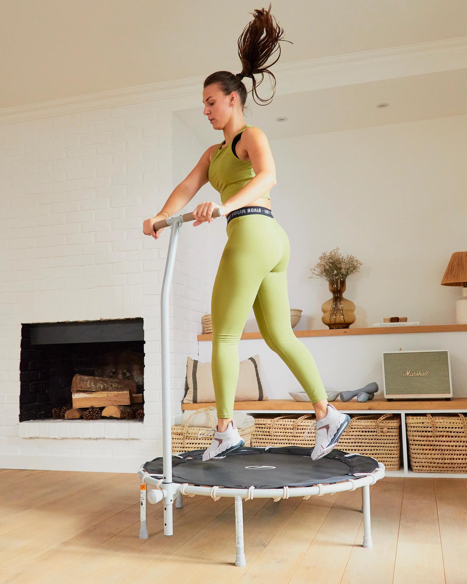 Vrouw op fitness trampoline