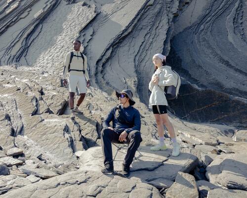 duas mulheres e dois homens a fazer uma caminhada na montanha
