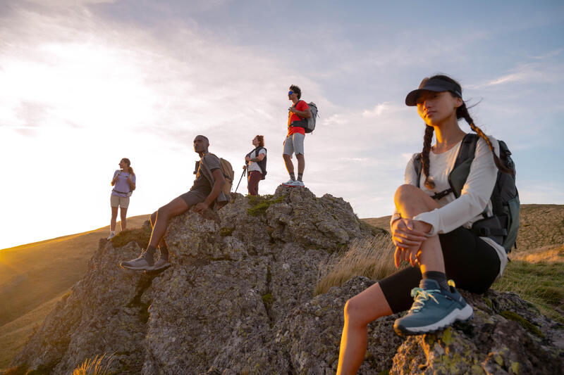 Groep mensen die in de bergen wandelen