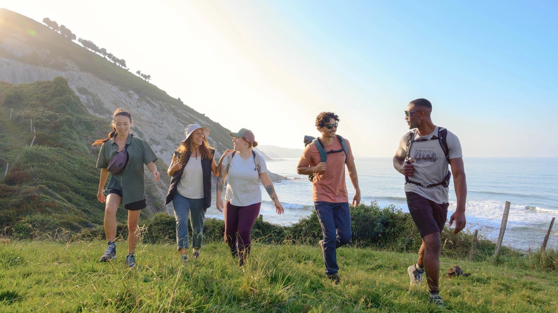 Glückliche Gruppe von Menschen bei einer Wasserwanderung am Meer