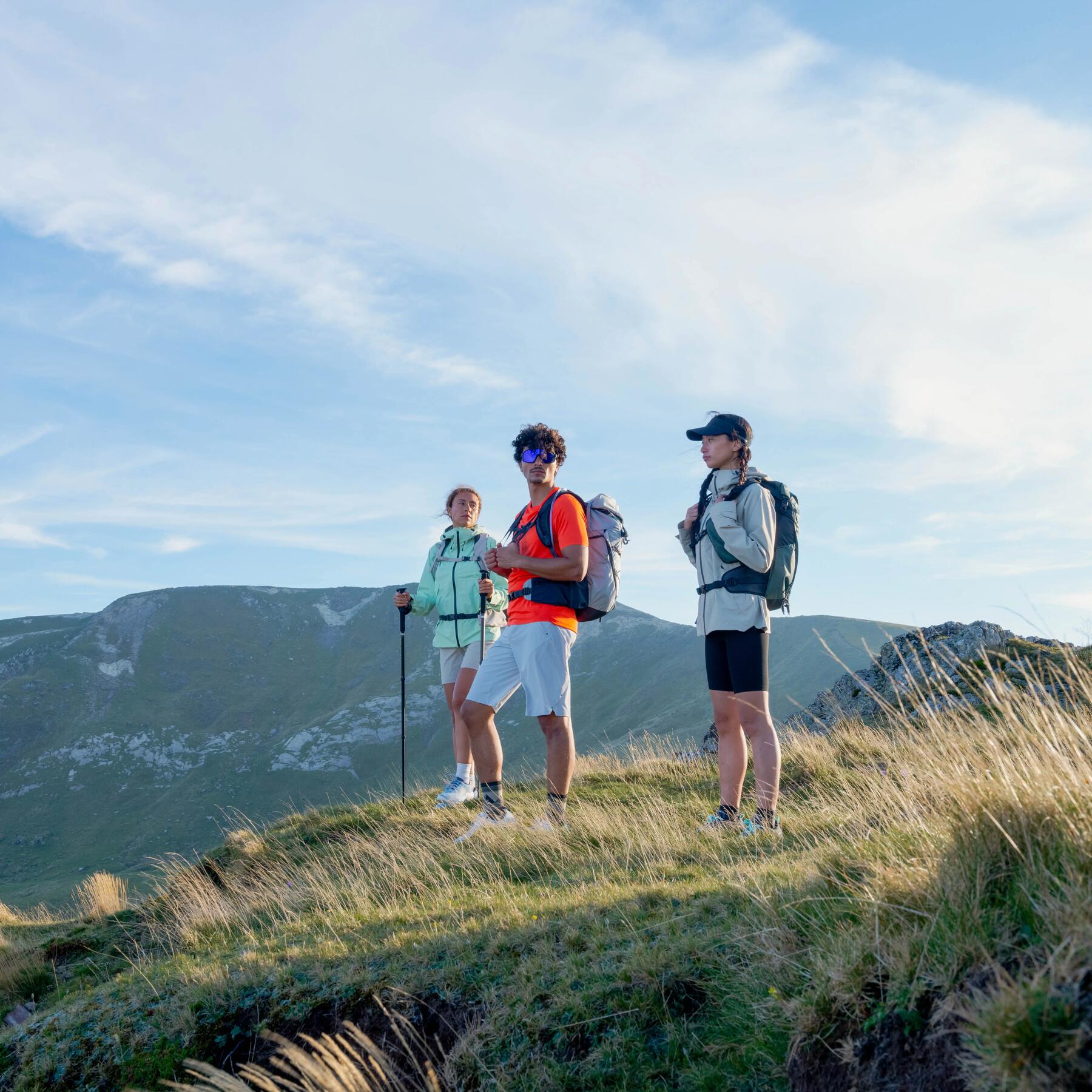 3 Wanderer entdecken eine T4 Wanderung, welche auch als Alpinwandeung bezeichnet wird