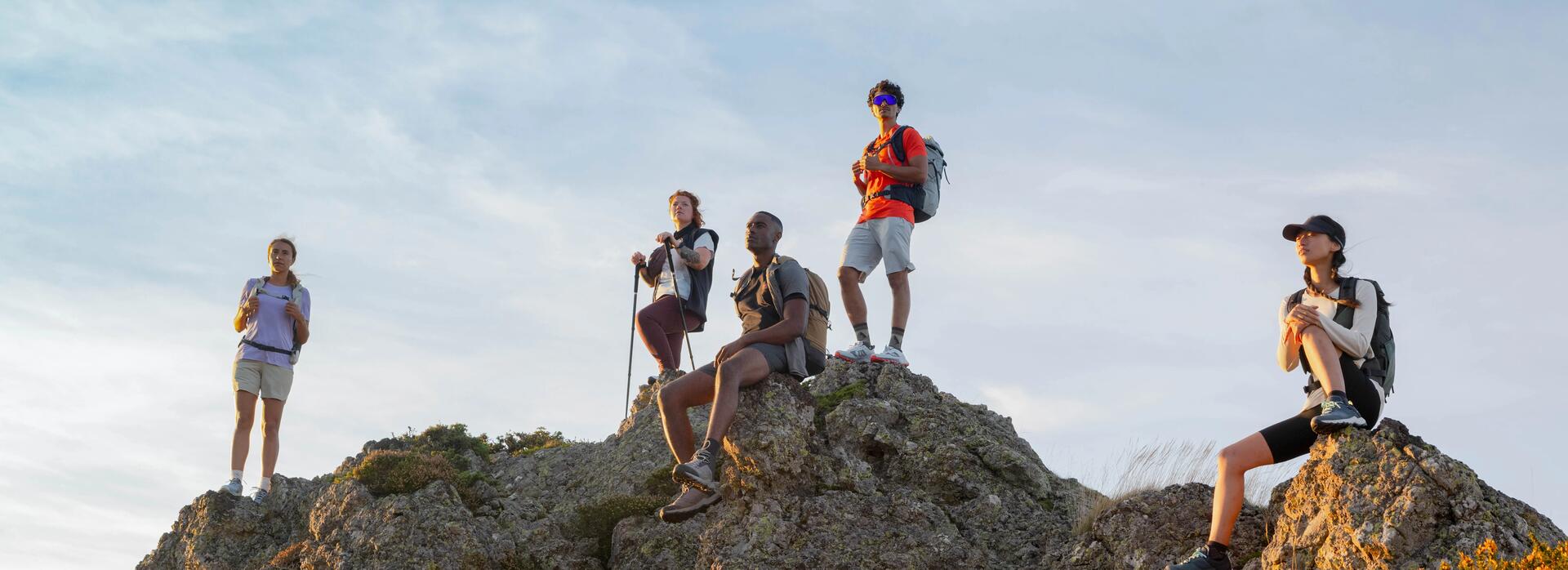 Photo de deux personnes et une tente dans les montagnes