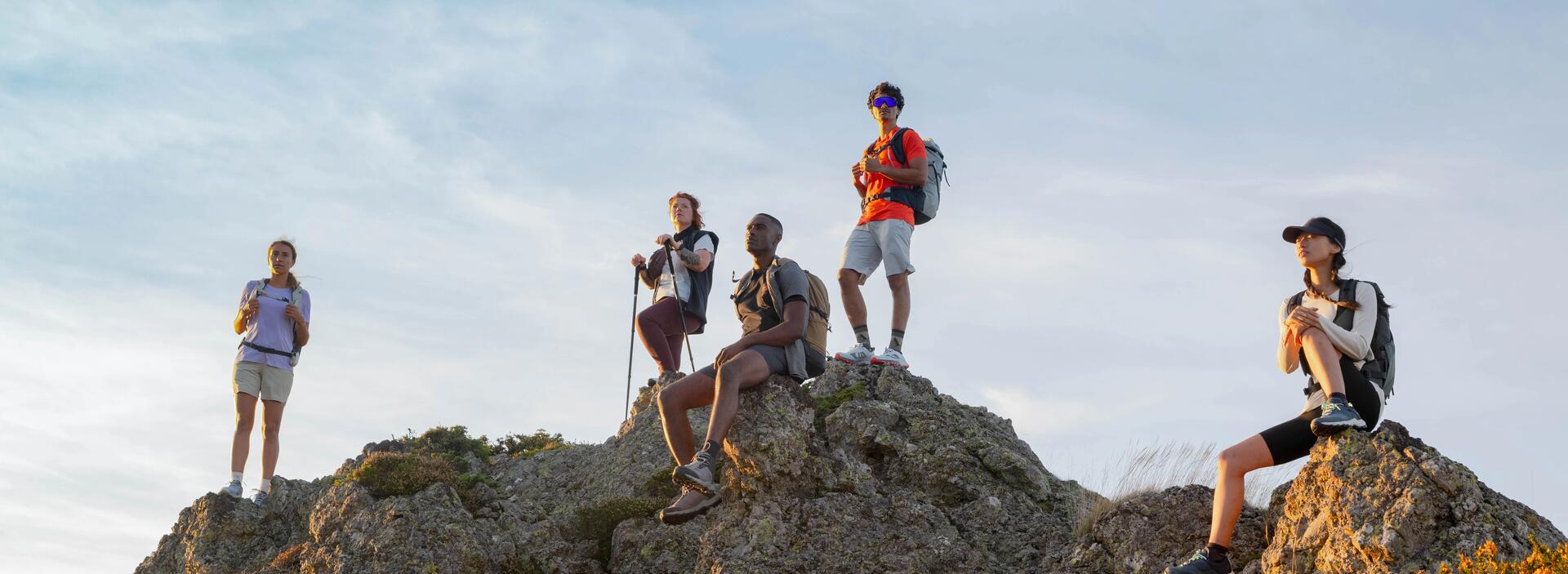 Photo de deux personnes et une tente dans les montagnes