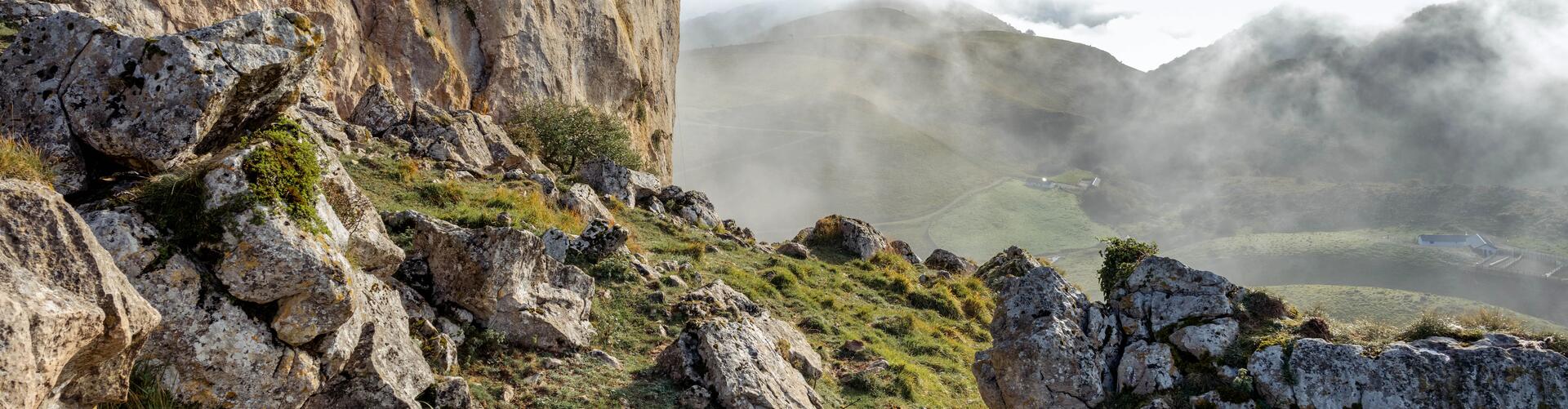 Photo de deux randonneurs sur un mont rocheux