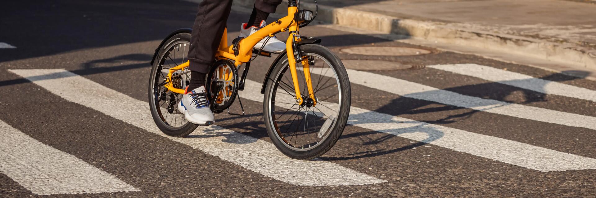 Iemand die op straat in de stad rijdt op een plooifiets