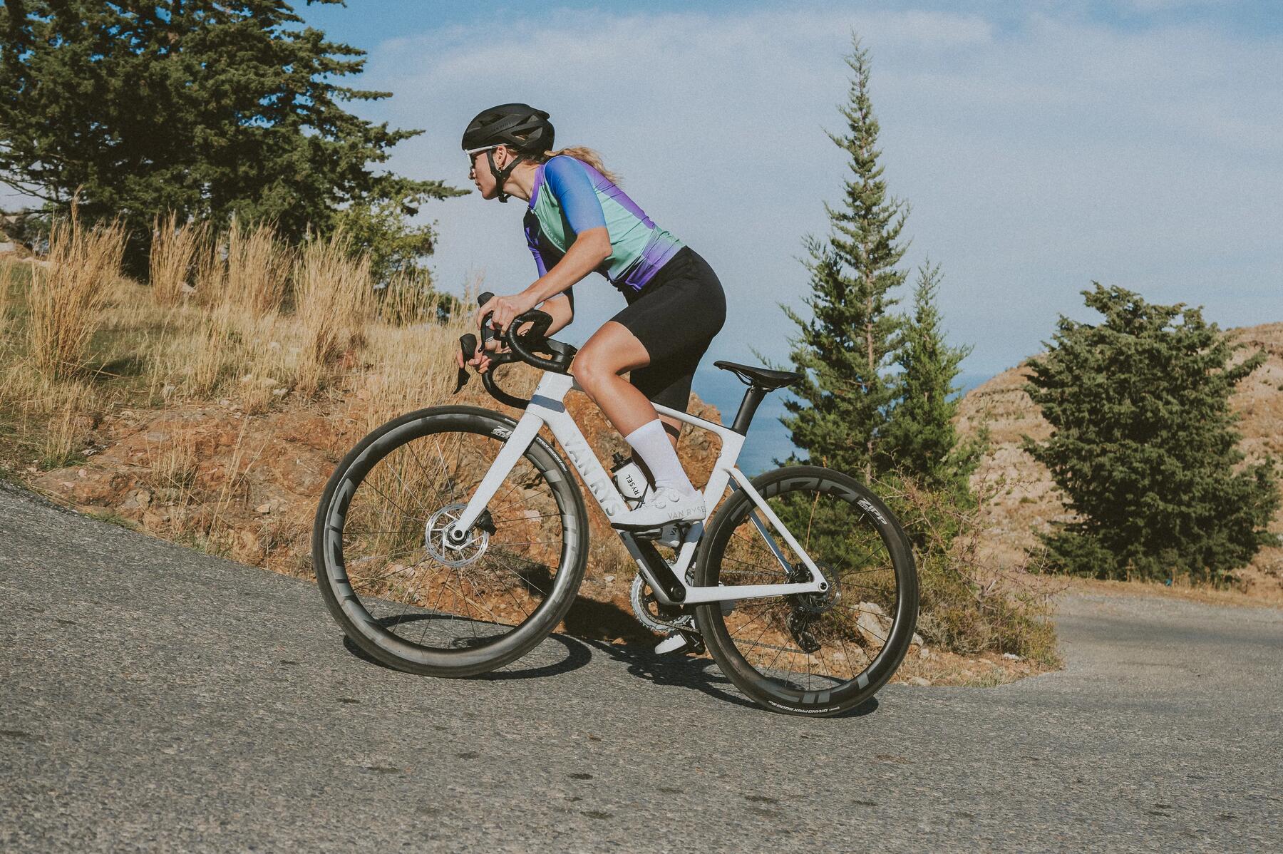 mujer haciendo ciclismo