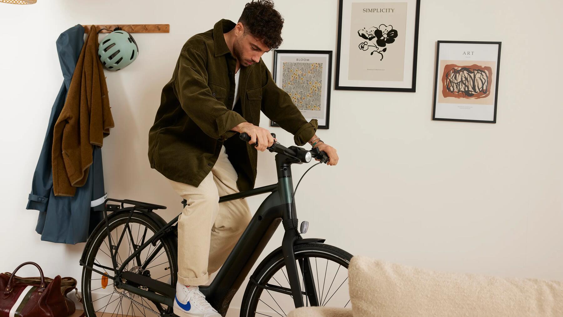 Iemand die op een fiets zit
