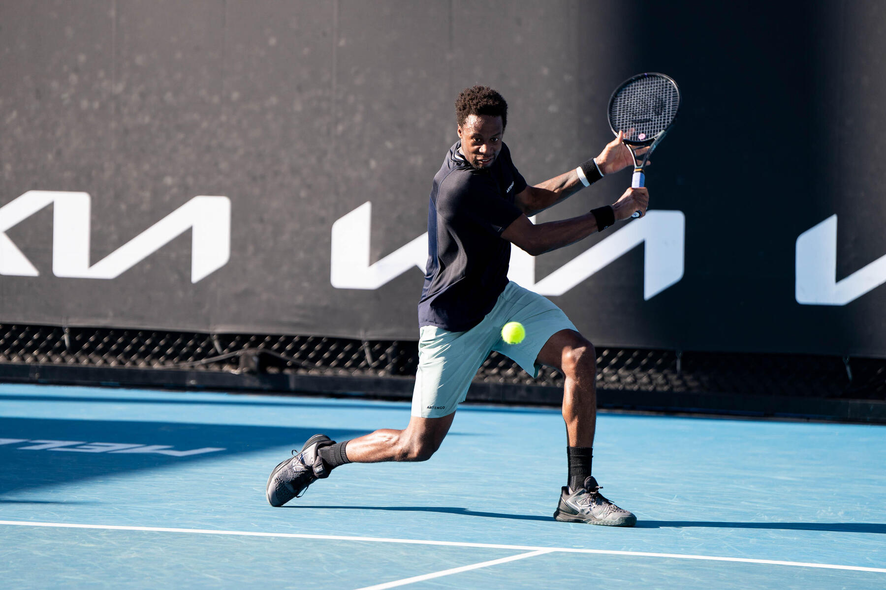 hombre jugando a tenis