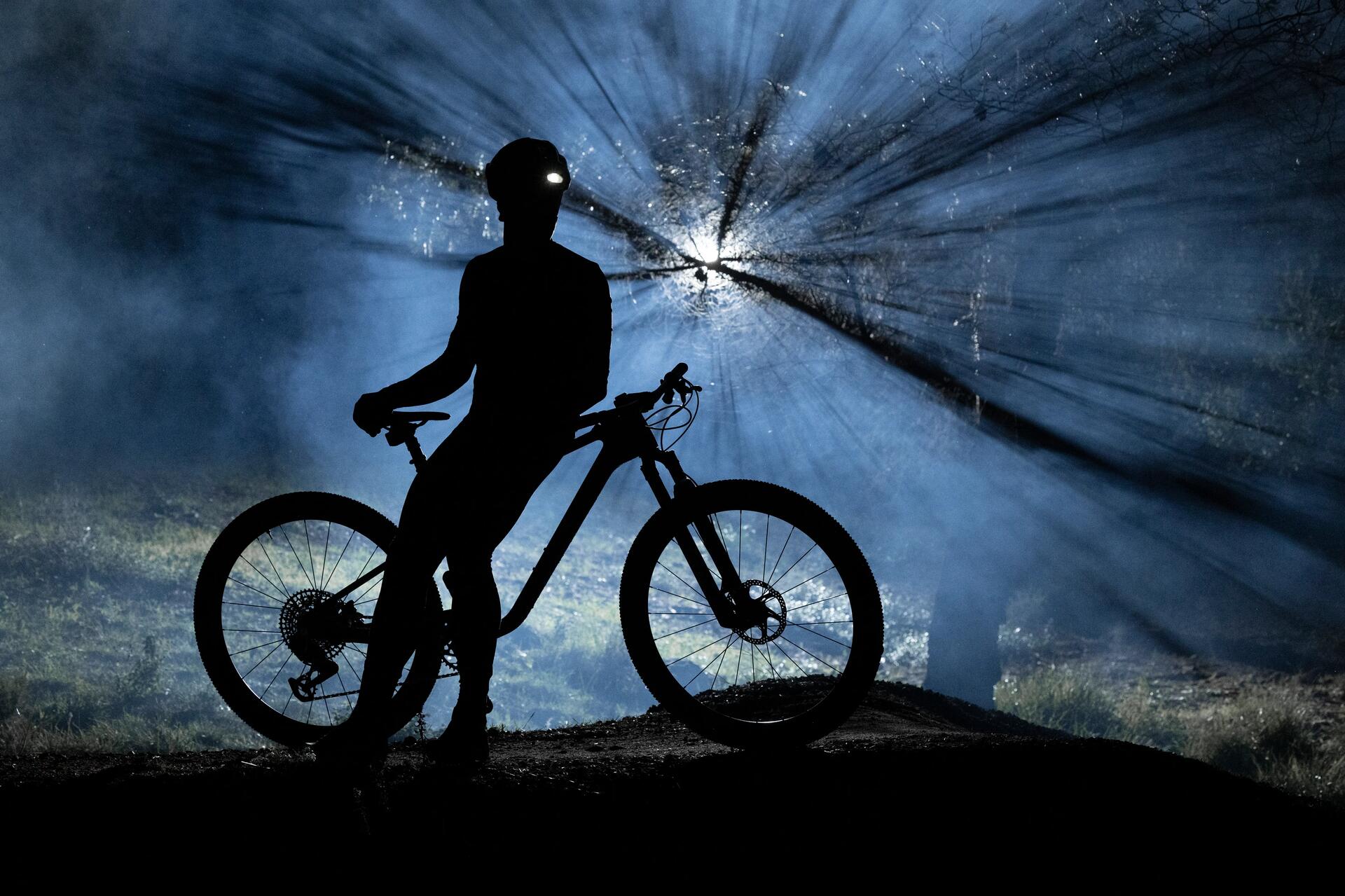 Mężczyzna opierający się o rower MTB