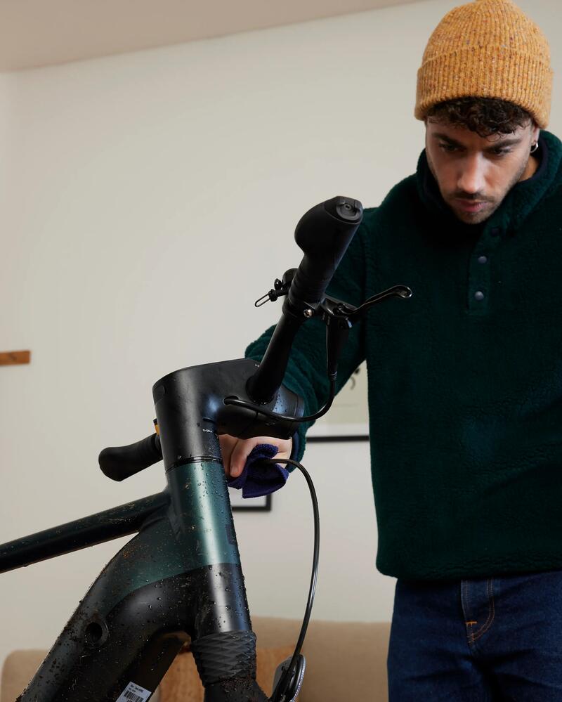 Eine Person checkt einen Fahrradlenker