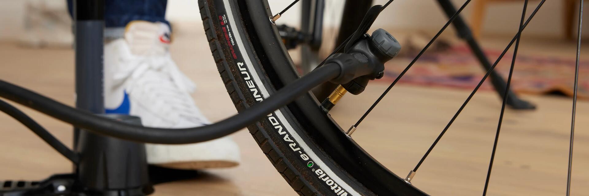 Pompka do roweru pomująca koło