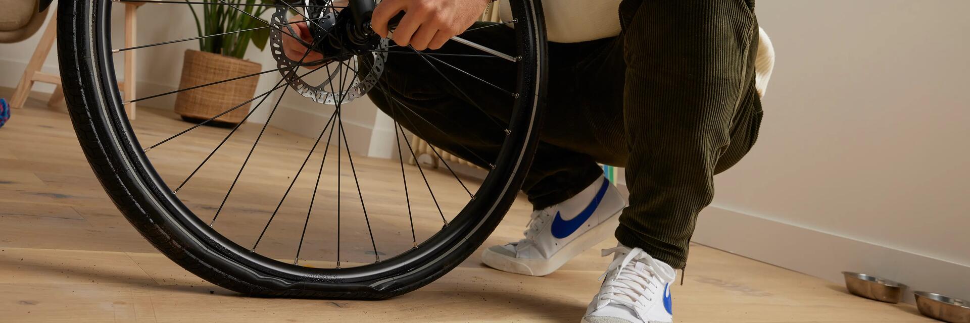 Hoe plak ik mijn fietsband zonder mijn wiel te demonteren?