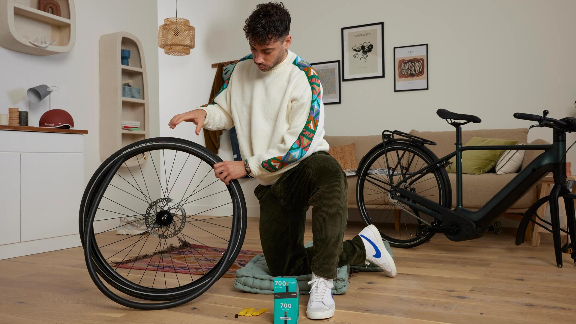Comment dévoiler une roue de vélo (en la démontant et sans la démonter) ?