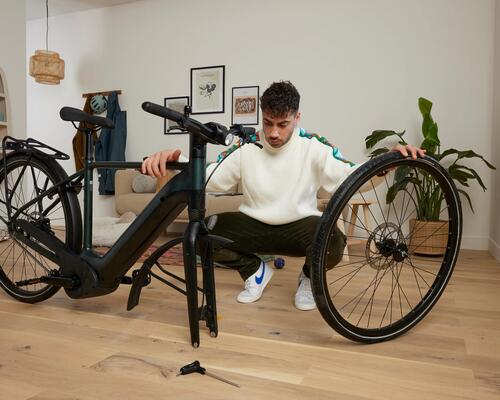 Mann moniert neuen Fahrradschlauch an seinem Rad