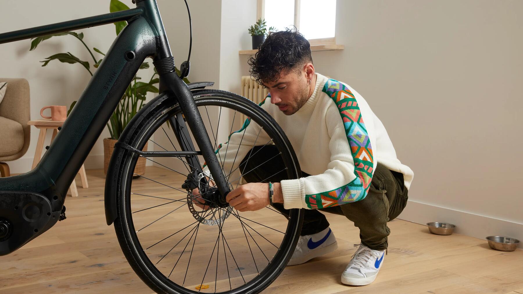 Iemand die het wiel losmaakt van zijn fiets