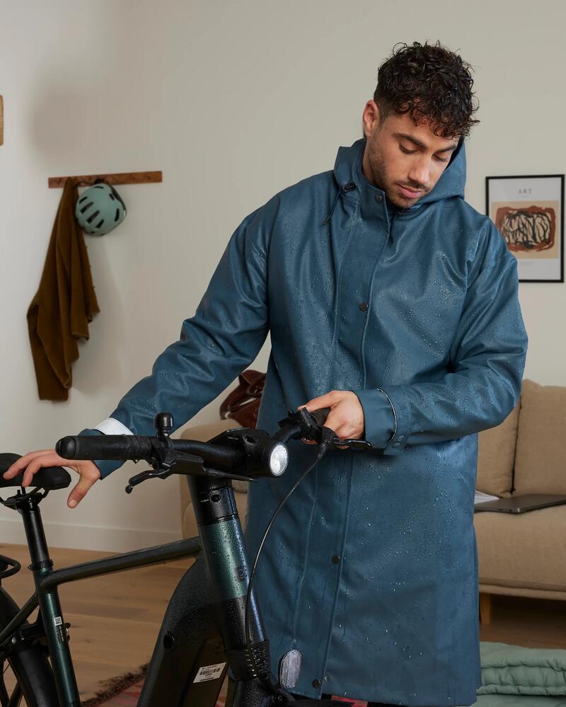 Eine Person prüft ein Fahrrad zu Hause