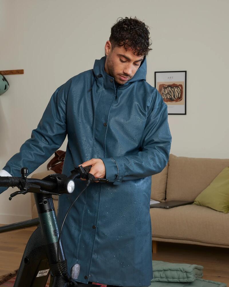 Eine Person checkt seine Fahrradbremse