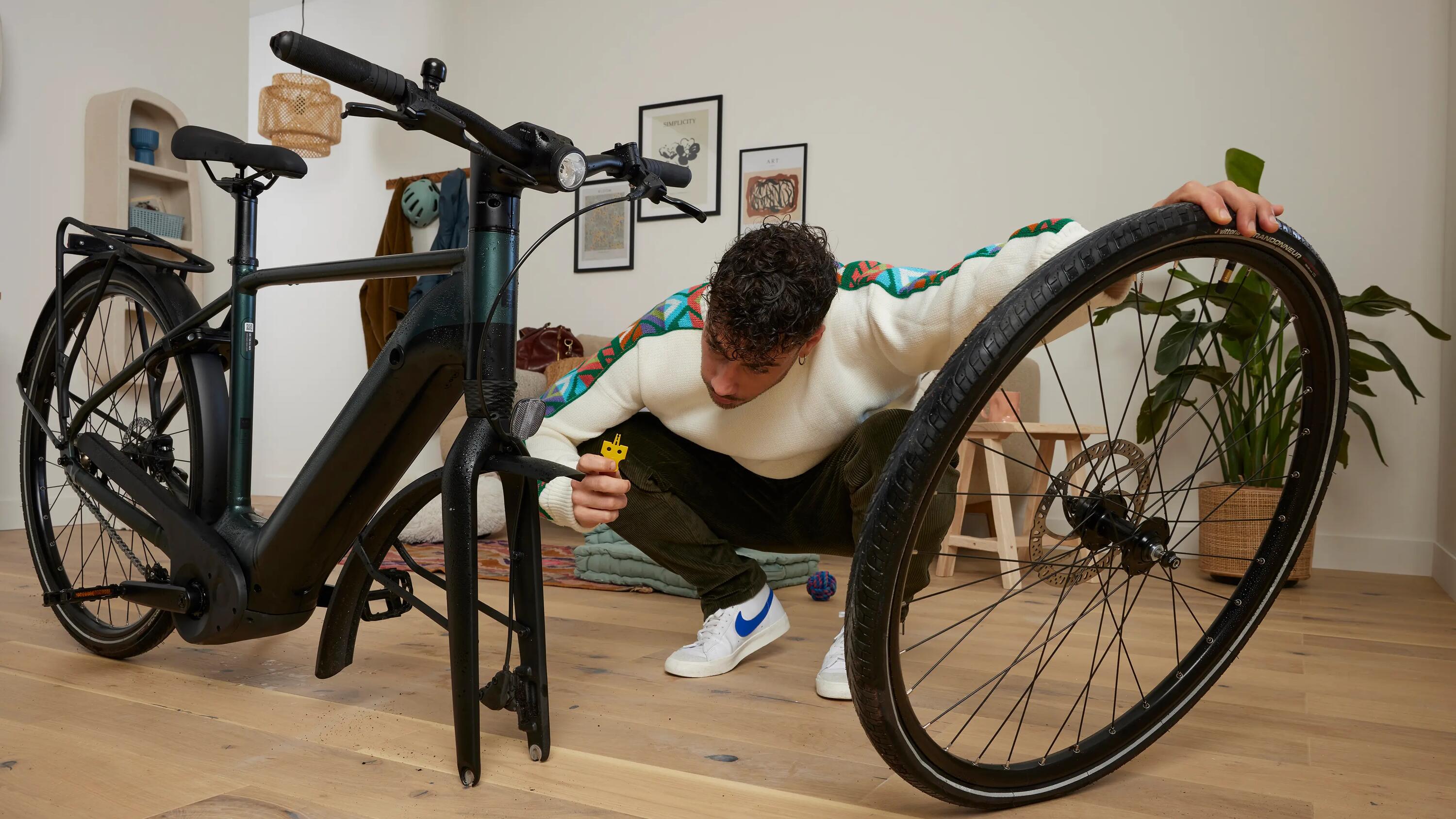 Persona montando una bicicleta Decathlon