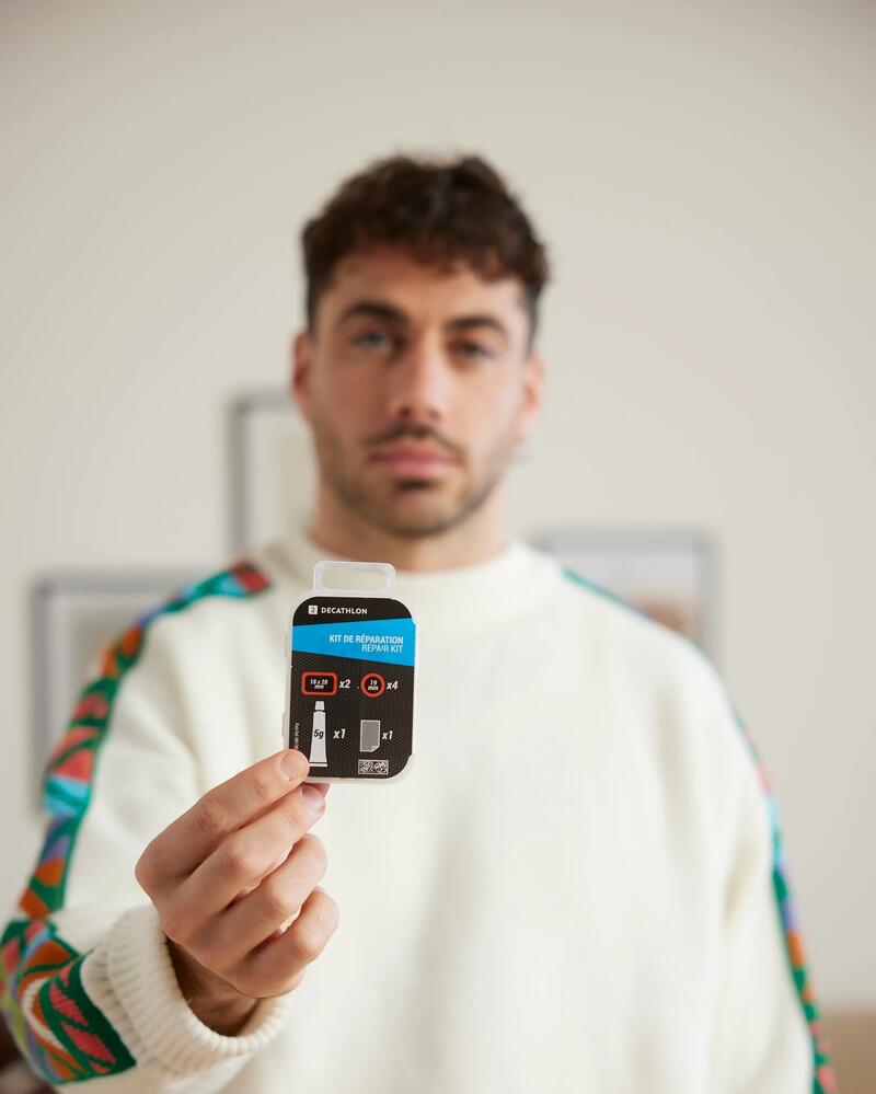 Eine Person hält Flickzeug in die Kamera