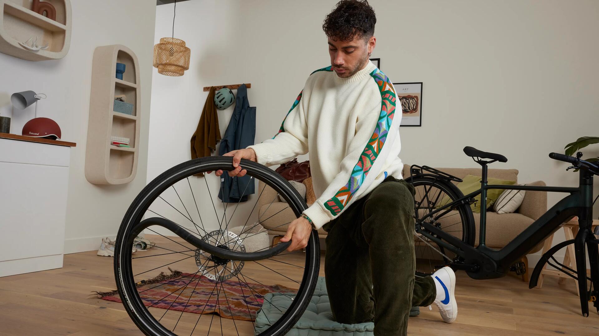 Iemand die de binnenband van zijn fiets verwijderd