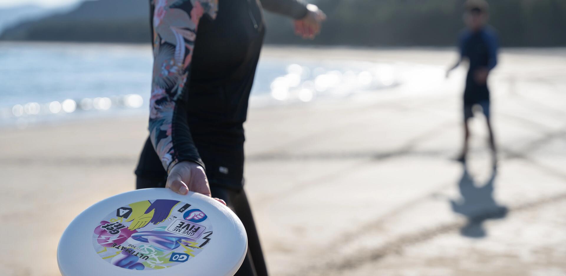 mężczyźni w odzieży sportowej rzucający frisbee