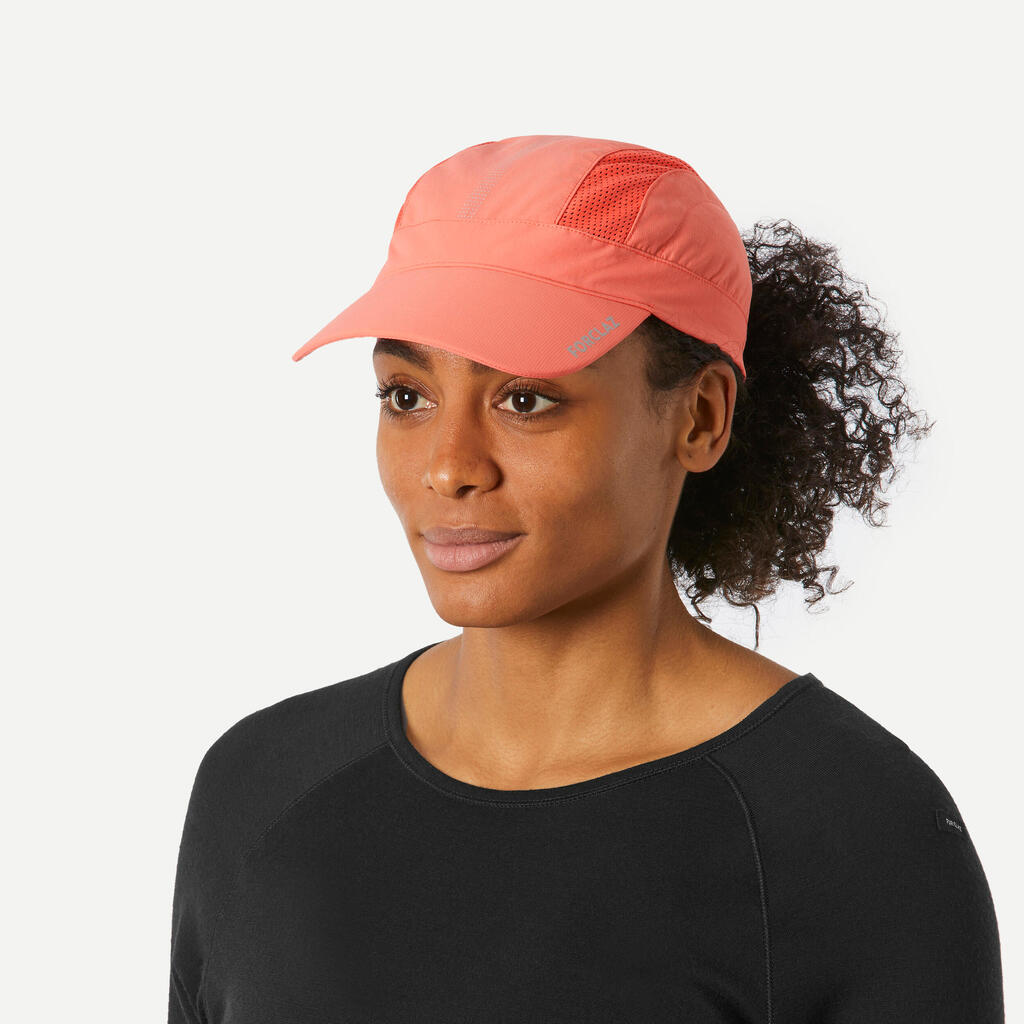 Gorra de trekking MT500 ventilada coral