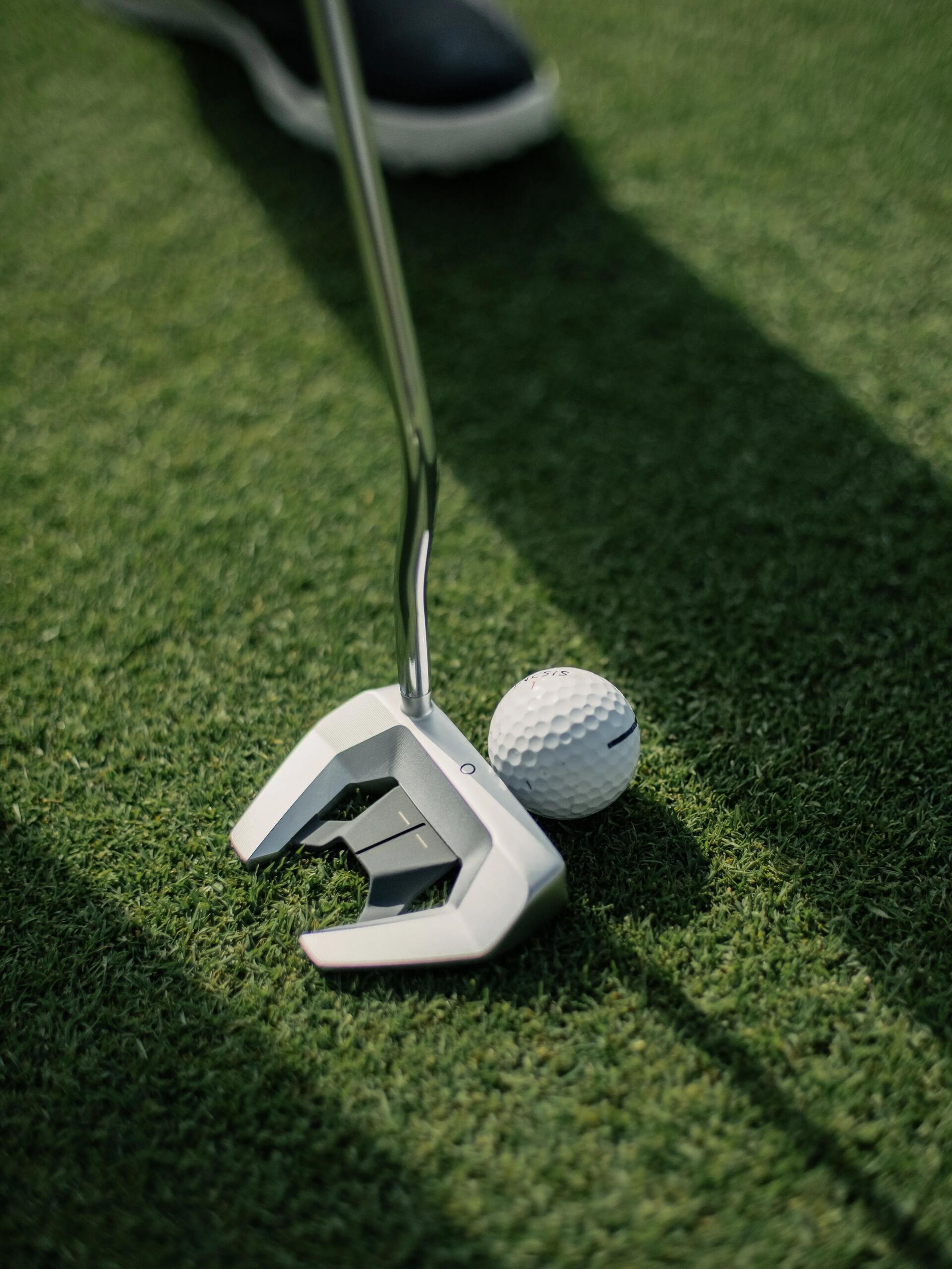 Un putter de golf testé par un robot unique