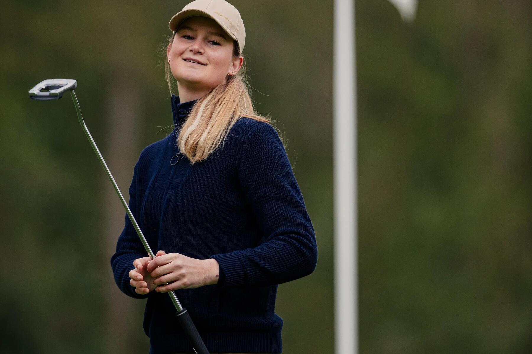 Kobieta trzymająca kij golfowy