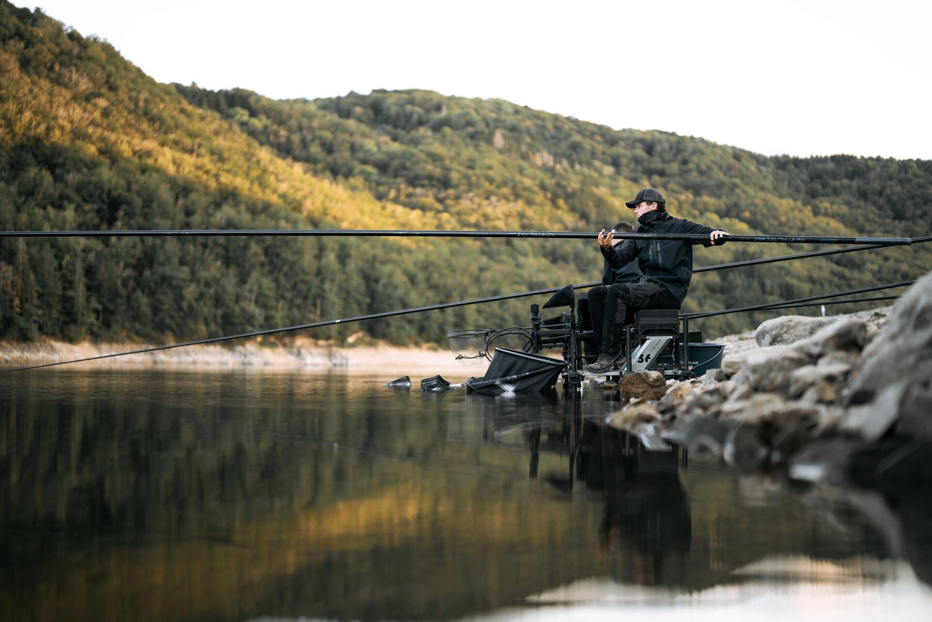 Pêcheur au coup sur leur station au bord du lac 