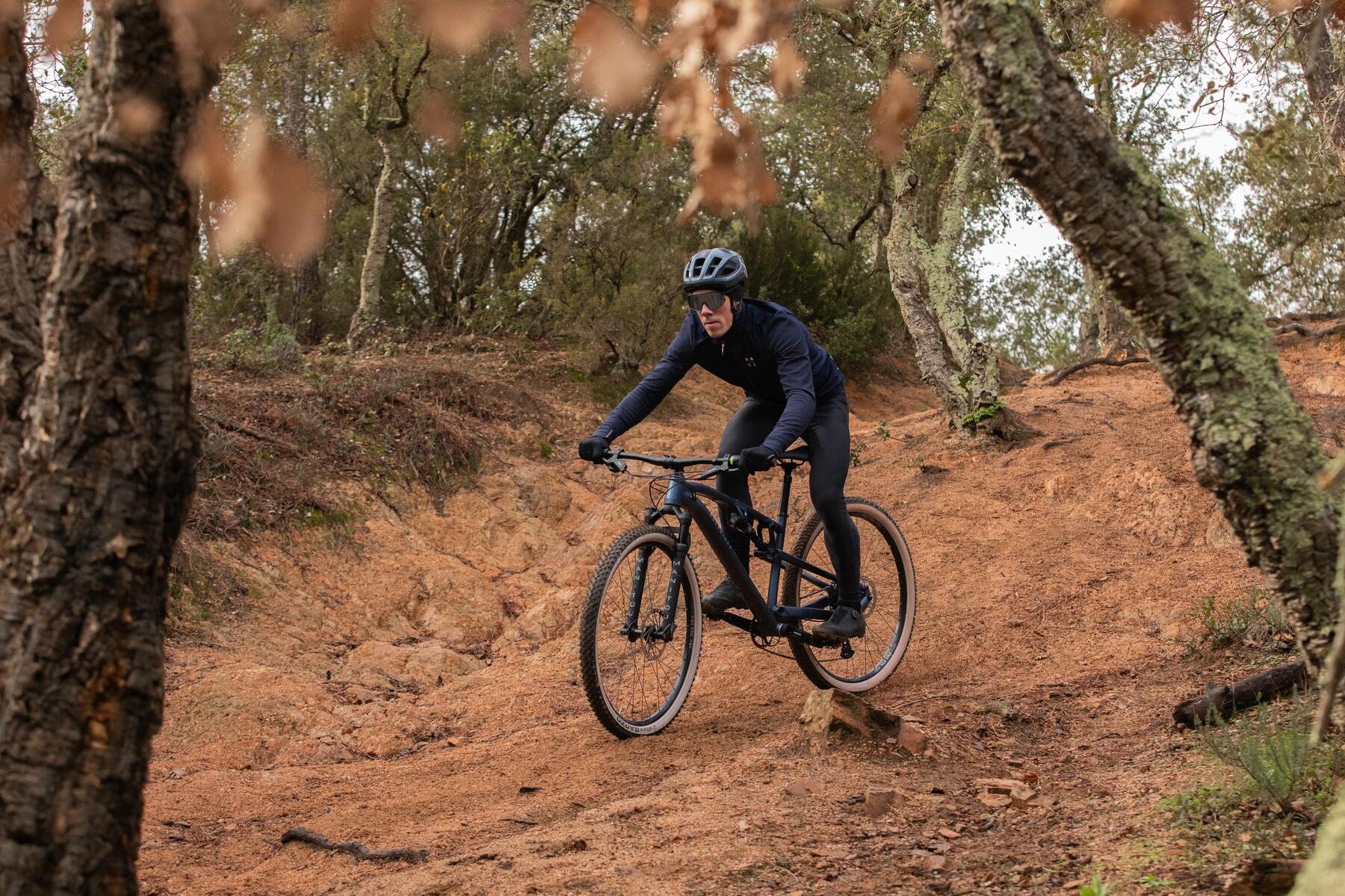 Kolarz jadący na rowerze mtb z głębokim bieżnikiem