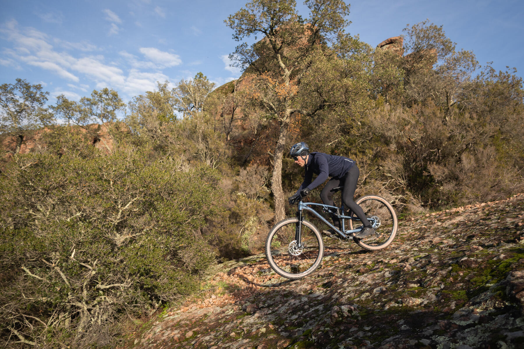 Kobieta jadąca na rowerze MTB w terenie