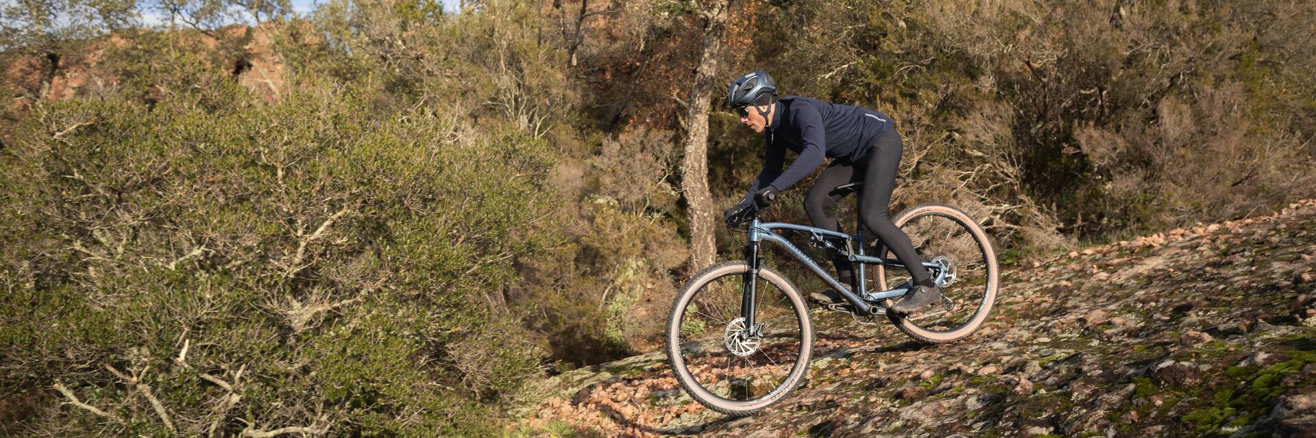 Mężczyzna jadący na rowerze MTB z ramą stalową