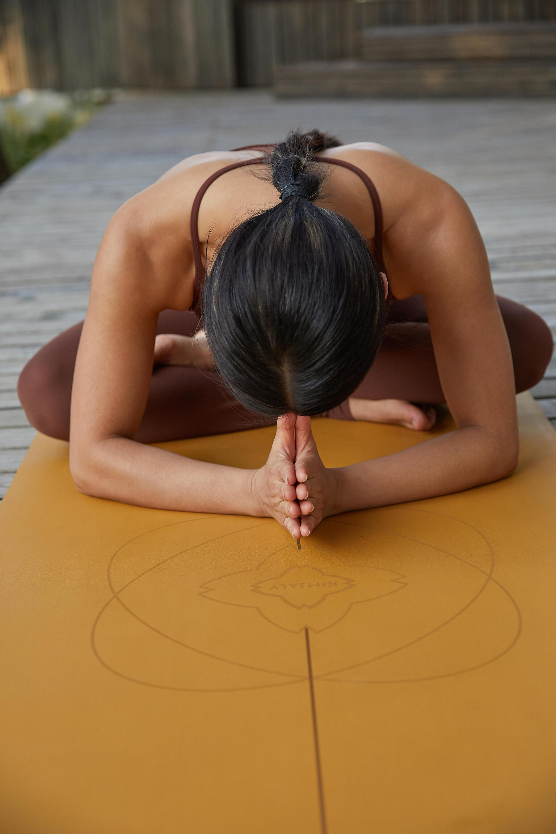 ragazza che pratica yoga