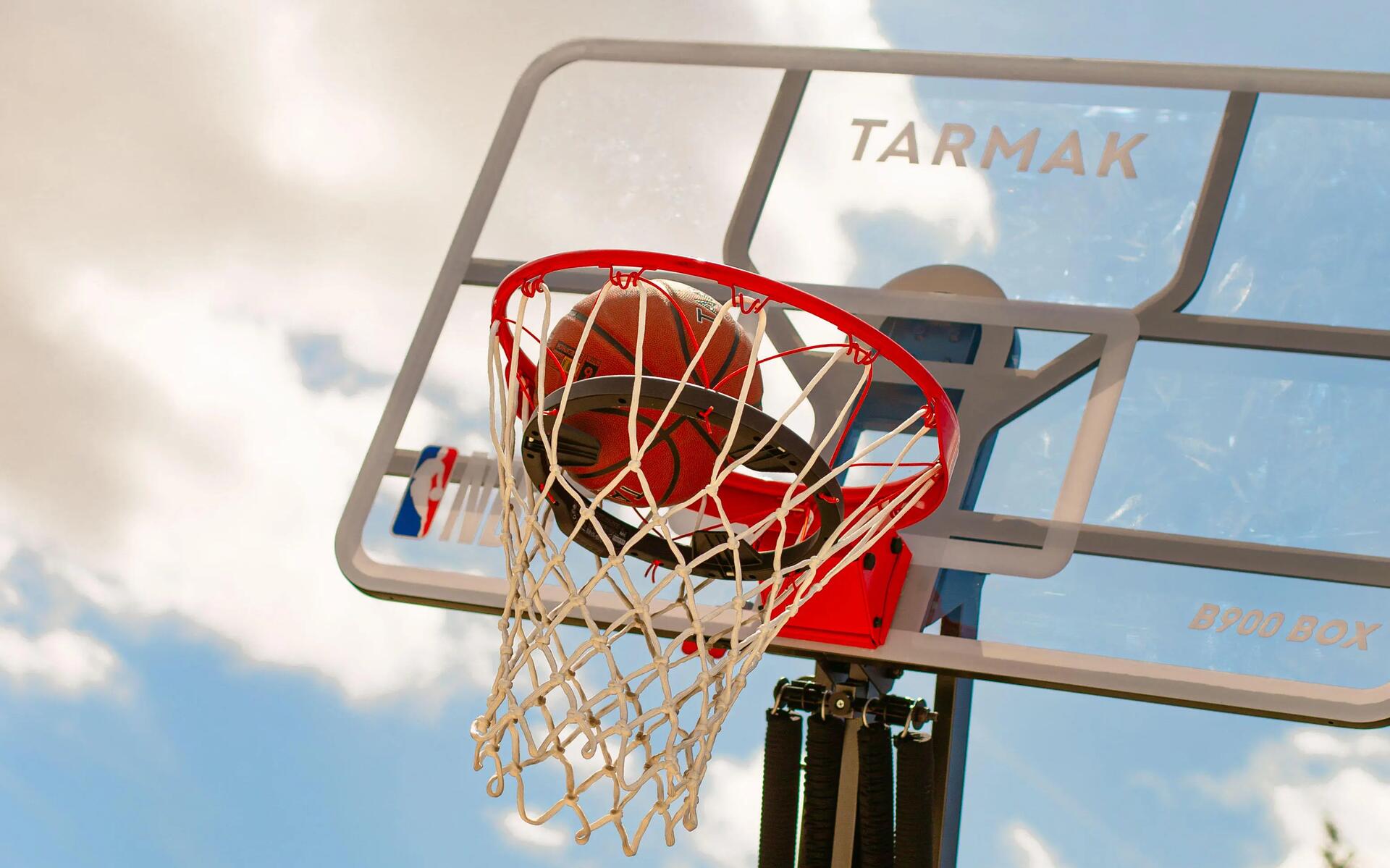 Un panier NBA pour jouer dans la cour des géant·es
