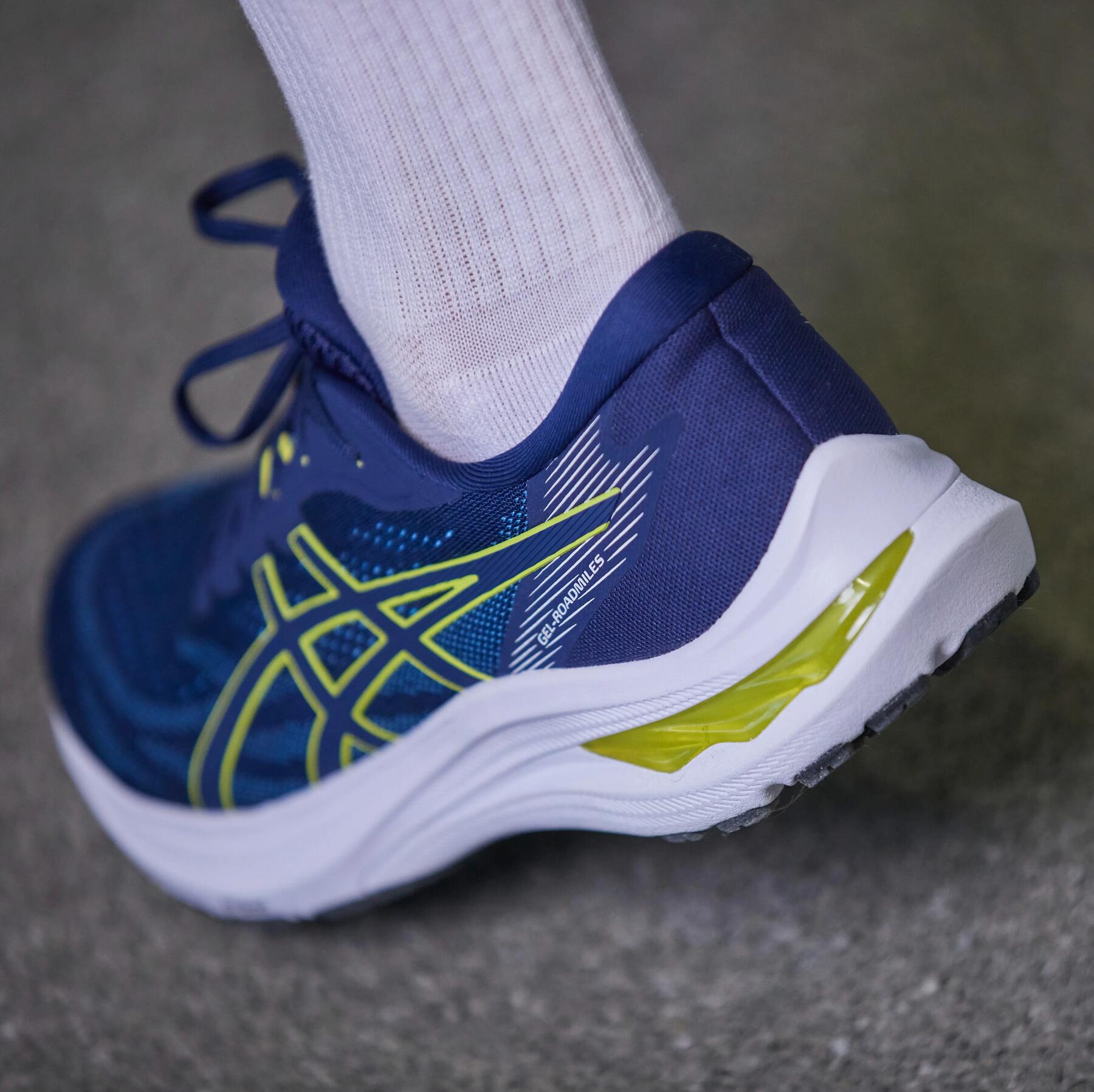 Chaussure de running asics sur un muret
