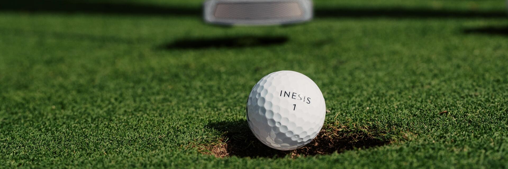 Golfball rollt ins Loch