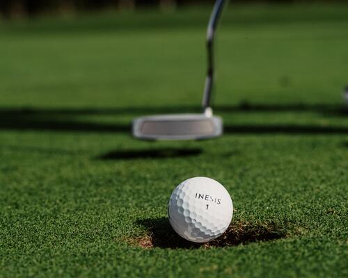 Golfball rollt ins Loch