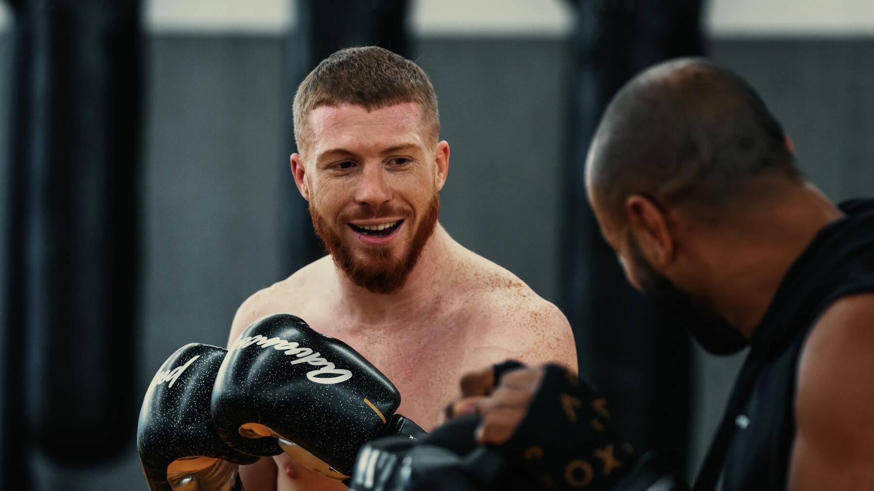 Männer tragen nach dem Training Boxhandschuhe
