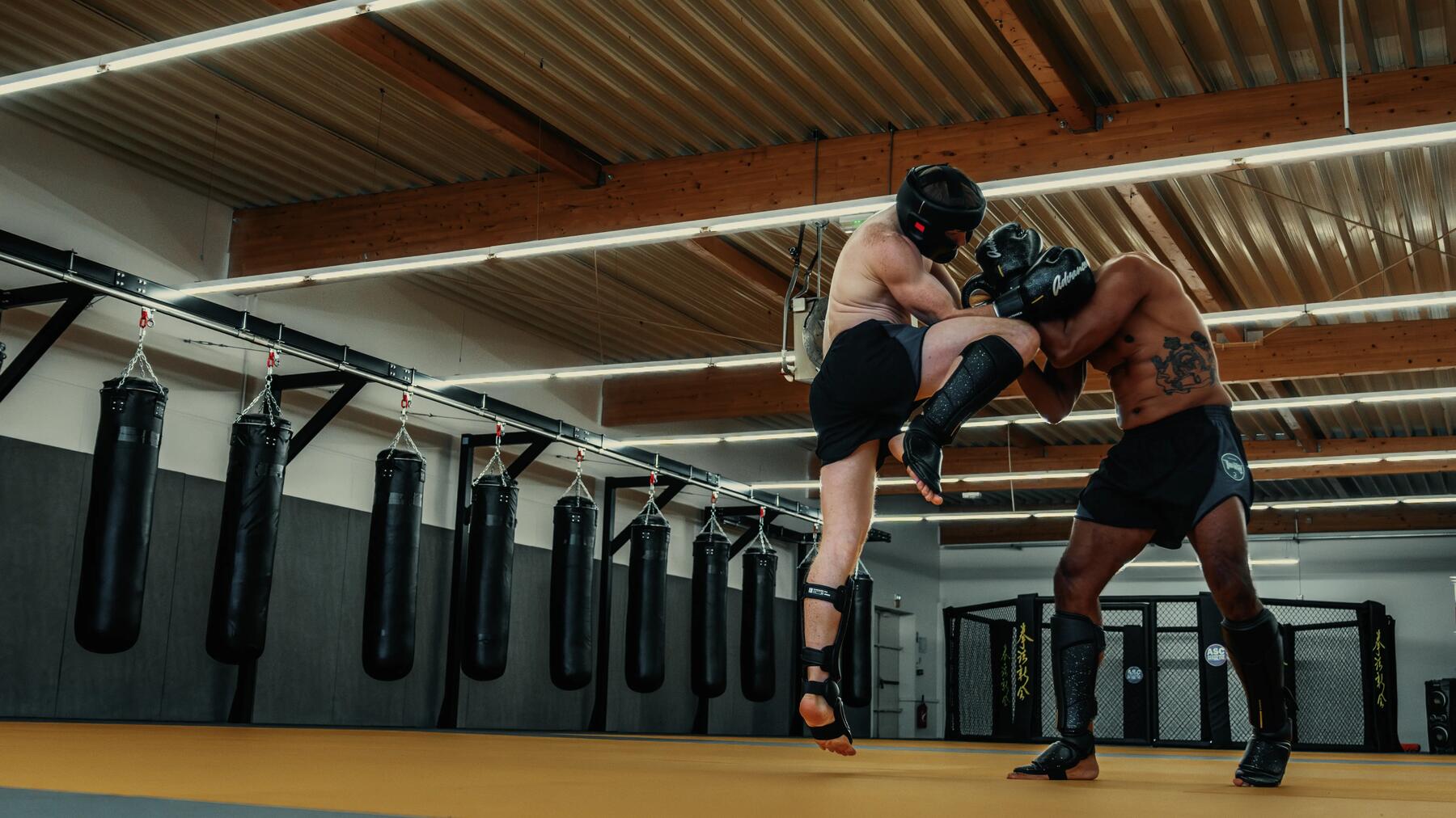 Mężczyźni trenujący kickboxing