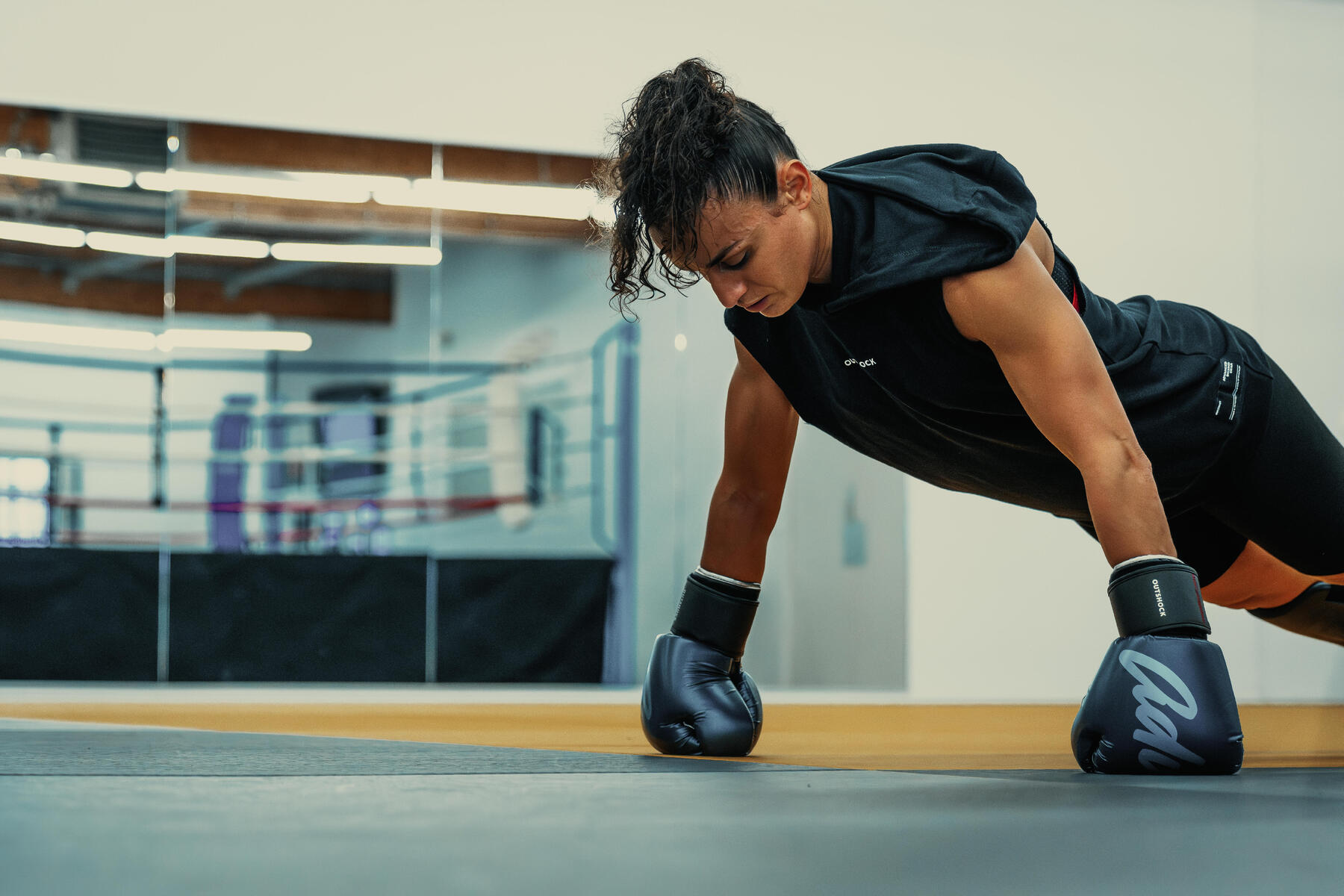 Kobieta robiąca trening kickboxingowy w rękawicach