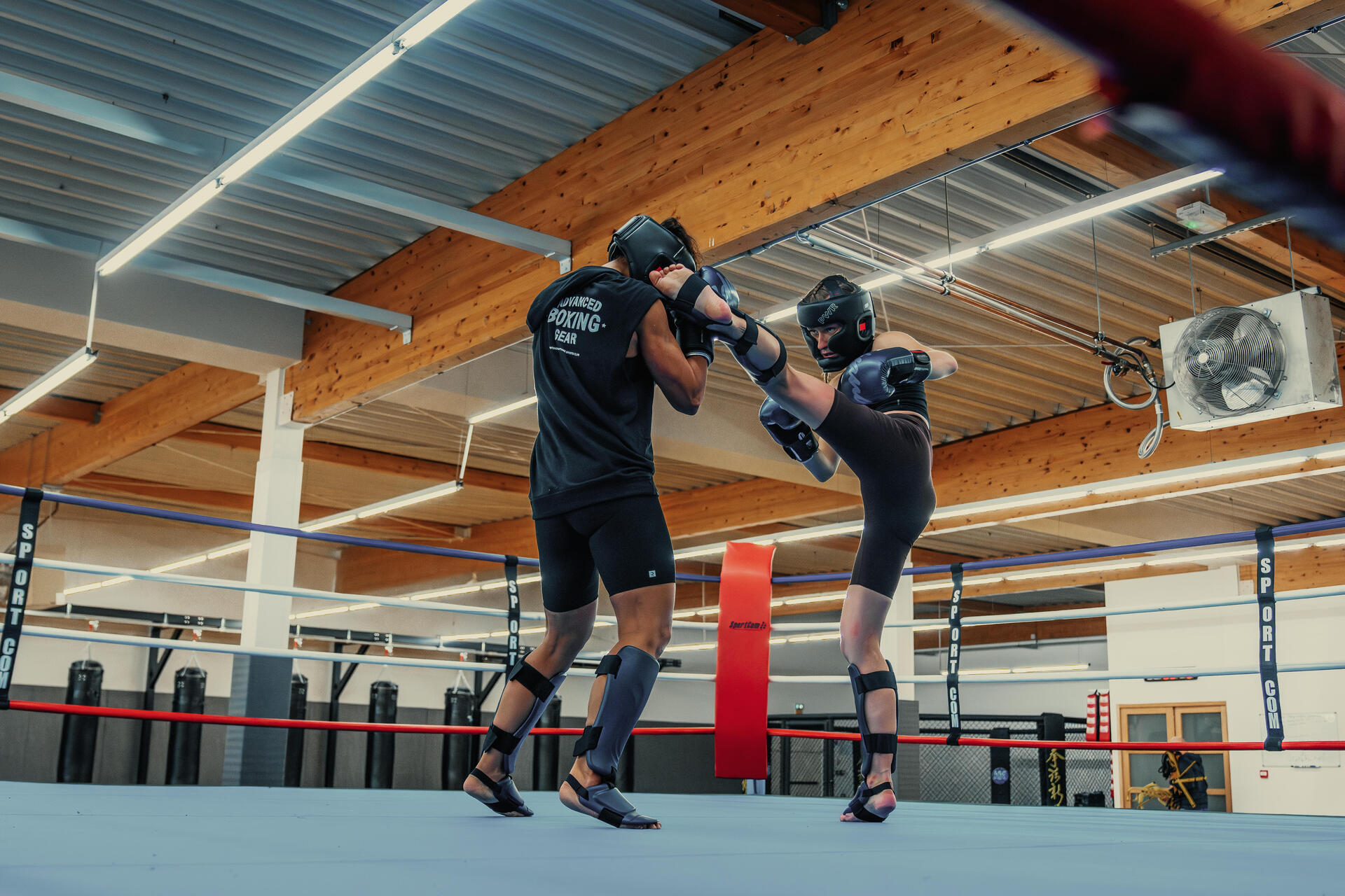 Sportowcy ćwiczący kickboxing